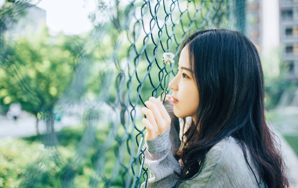 “若但以军略而论，士元胜我多矣。”诸葛亮苦笑着摇头道。